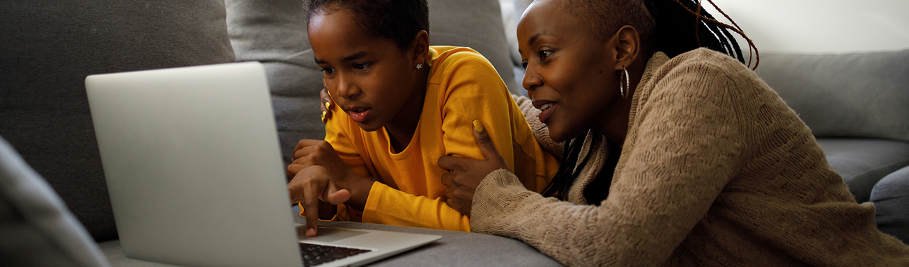 2022-08_How to teach your kids to identify_Hero How to help kids spot fake news