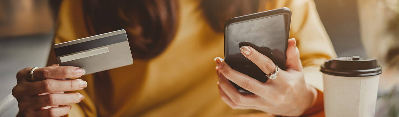 2022-12-Helping-your-teen-shop-safely-online_Hero tips to help teens shop safely online