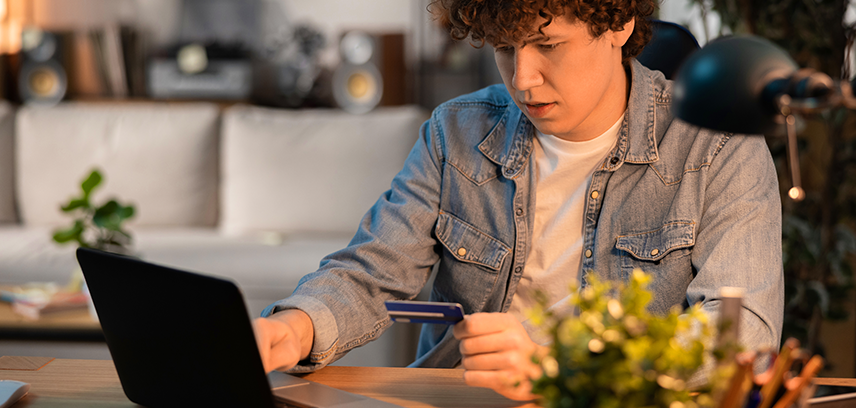 2022-12-Helping-your-teen-shop-safely-online_Inside Image helping your teenager shop safely online