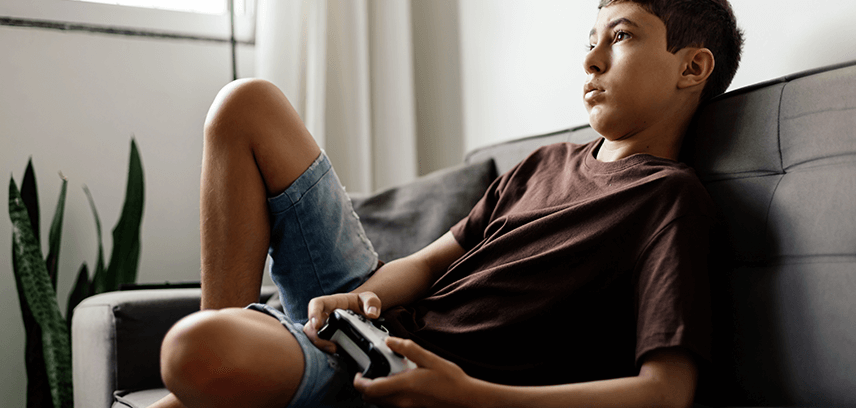 2024-06-Blog_tips-Xbox-live_InsideImage Teen playing Xbox